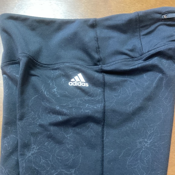 Adidas Climalite size M floral embossed athletic leggings; key pocket; black - Picture 5 of 5